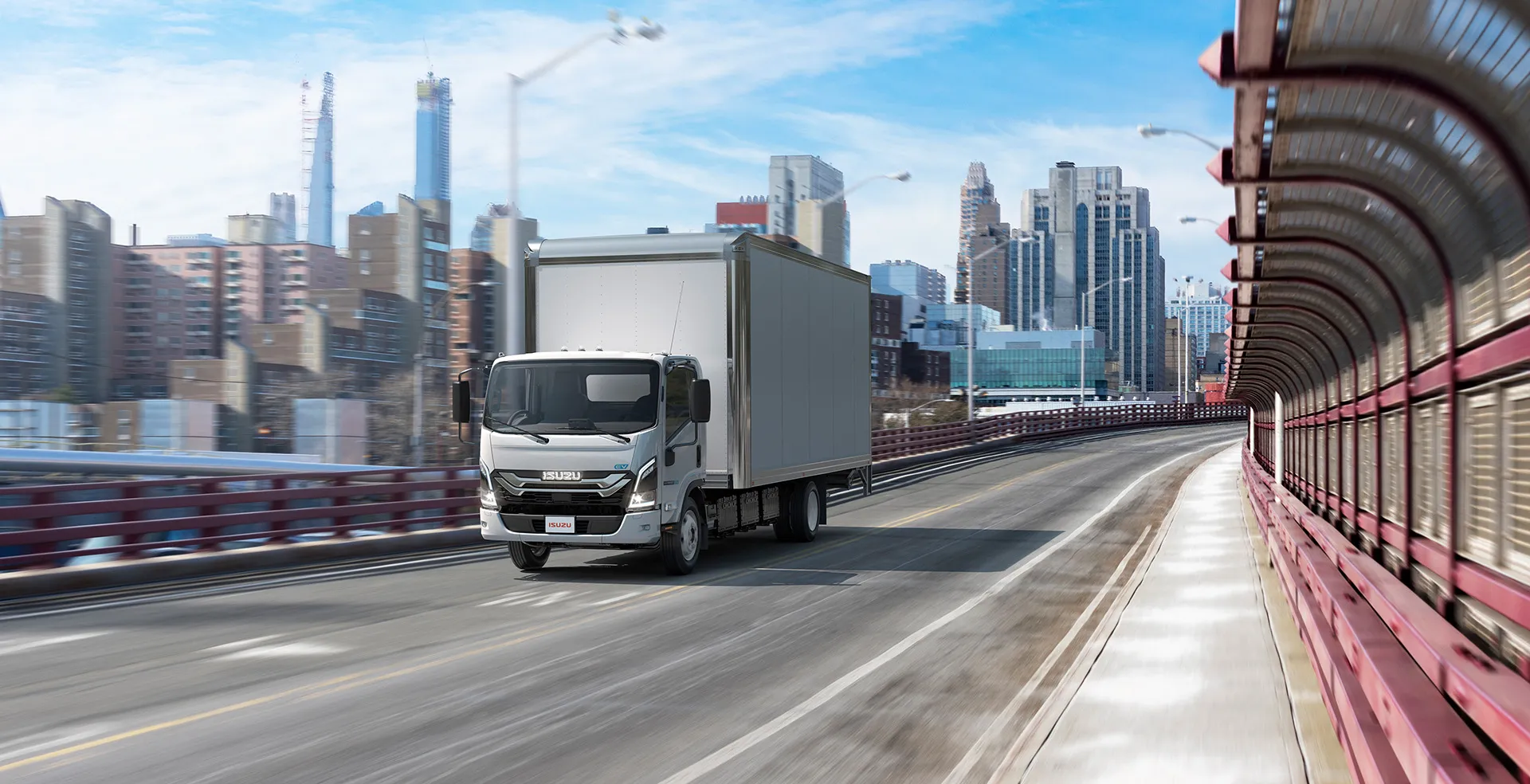 Isuzu NRR EV sur autoroute surélevée